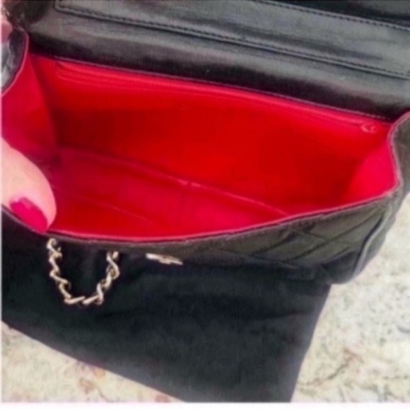 VINTAGE CHANEL Black Quilted Crossbody Bag with Chain - Picture 5 of 8